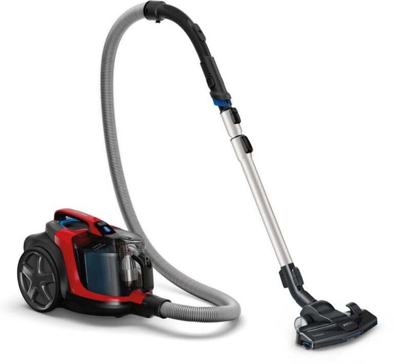 Een rode stofzuiger met een transparante stofcontainer en een metalen buis, staat rechtop met een borstelmondstuk eraan bevestigd. De stofzuiger heeft een moderne uitstraling en een gebruiksvriendelijke ontwerp, geschikt voor verschillende schoonmaaktaken.