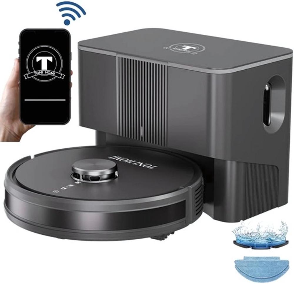 Een zwarte robotstofzuiger staat naast een basisstation, met een smartphone in de hand, waarop de app voor bediening van de stofzuiger wordt weergegeven. De robotstofzuiger en het basisstation zijn ontworpen voor efficiënte reiniging en bieden slimme connectiviteitsopties.