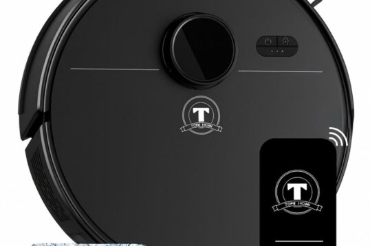 Een zwarte robotstofzuiger met een glanzende afwerking en een digitaal display, afgebeeld samen met een schoonmaakpad en een afstandsbediening. De stofzuiger is ontworpen voor gebruiksgemak en efficiëntie in het huishouden.