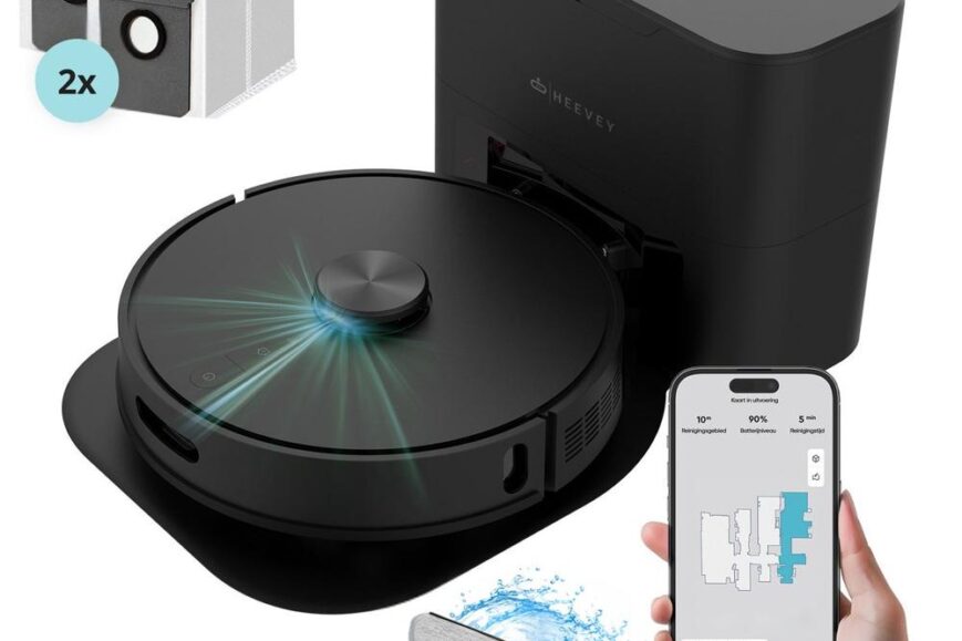 Afbeelding van een zwarte robotstofzuiger met een smartphone die de bediening toont, evenals twee vervangfilters en een waterreservoir. De robotstofzuiger is voorzien van een knoppenpaneel en lijkt klaar voor gebruik, terwijl de smartphone de schoonmaakstatus en kaartvisualisatie weergeeft.