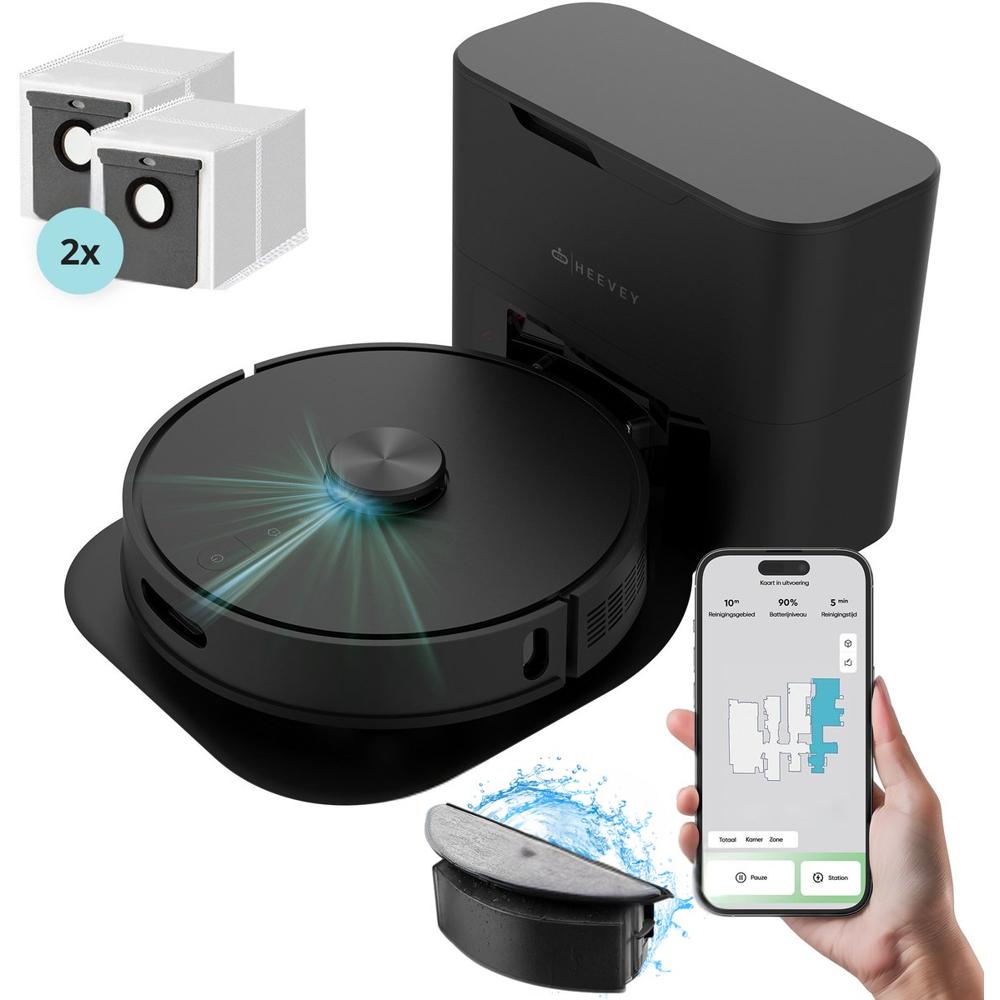 Afbeelding van een zwarte robotstofzuiger met een smartphone die de bediening toont, evenals twee vervangfilters en een waterreservoir. De robotstofzuiger is voorzien van een knoppenpaneel en lijkt klaar voor gebruik, terwijl de smartphone de schoonmaakstatus en kaartvisualisatie weergeeft.